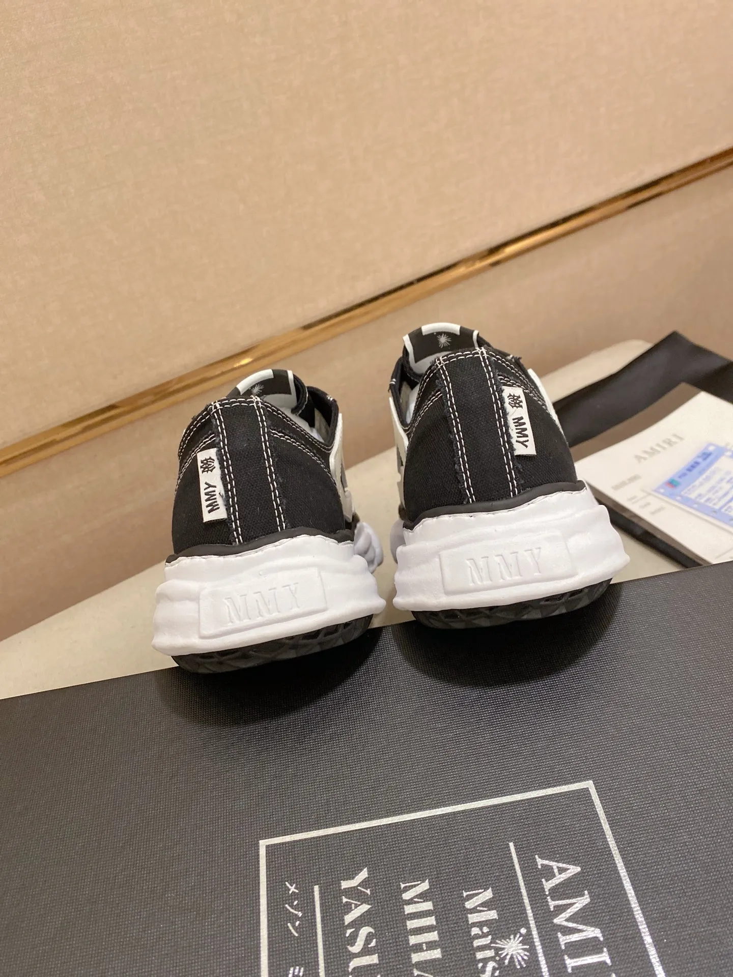 Men's shoes 💰: 580💰 High version [AMIRI] high-end men's shoes brand official website 1:1 latest masterpiece: original mold customization, the fabric is made of imported original materials, upgraded foam outsole, lighter and non-slip. The market's top quality, simple yet tasteful, a must-have for fashionistas, fashionable at your feet, full of confidence, the same style at the counter 👍The summer season is here. Code: 39-44. Can be customized45